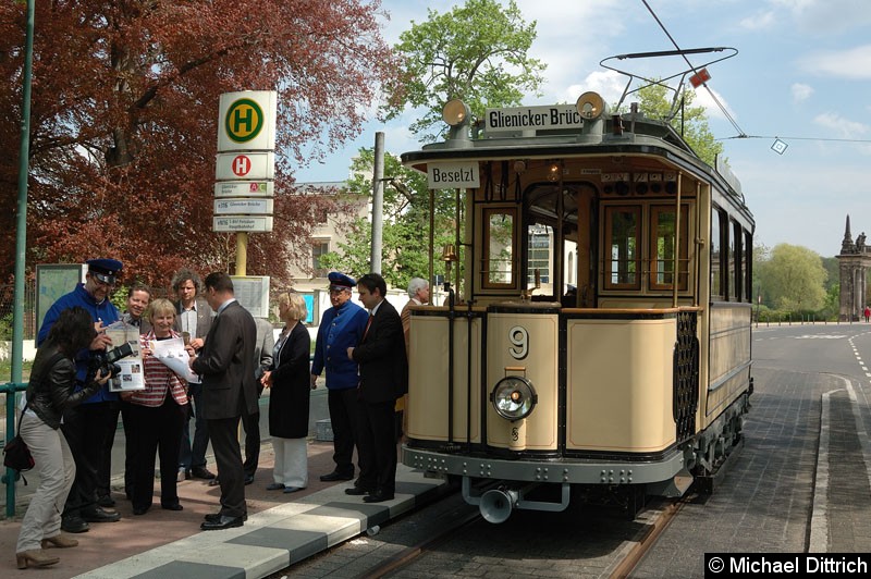 Bild: Wagen 9 an der Haltestelle Glienicker Brücke.
