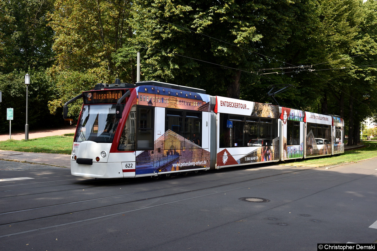 Bild: TW 622 als Linie 2 in Richtung Wiesenhügel beim Verlassen der Haltestelle Robert-Koch-Straße.