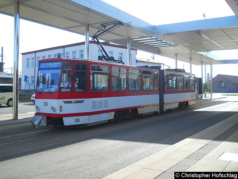 Bild: TW 308 an der Haltestelle Hauptbahnhof.