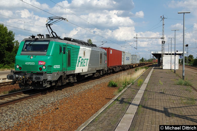 Bild: 437 023 (SNCF) mit einem Güterzug bei der Durchfahrt in Nauen.