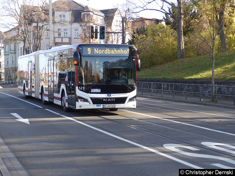 Bild: Wagen 521 als Linie 9 in Bereich Stadtparkkopf/Schillerstraße kurz vor der Haltestelle Hauptbahnhof.