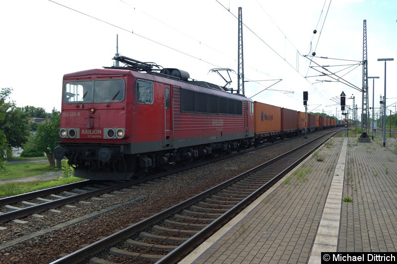 Bild: 155 120 mit einem Güterzug bei der Durchfahrt in Nauen.