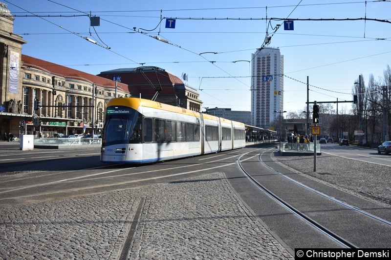 Bild: TW 1001 als Linie 3 beim Verlassen der Haltestelle Hauptbahnhof.