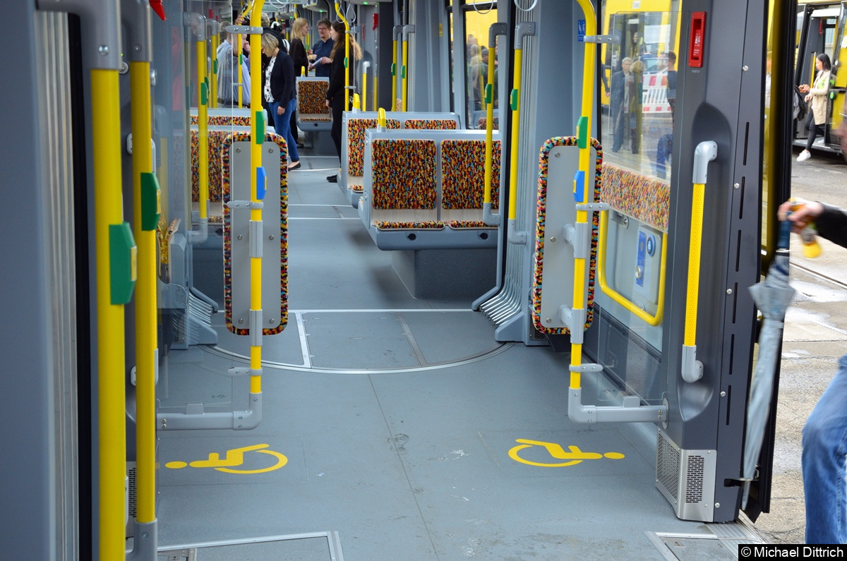 Bild: Mit 50,89 Meter ist das die bisher längste Straßenbahn in Berlin.