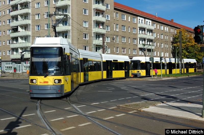 Bild: 2028+2032 als Linie M8 auf dem Weg in die Danziger Str.