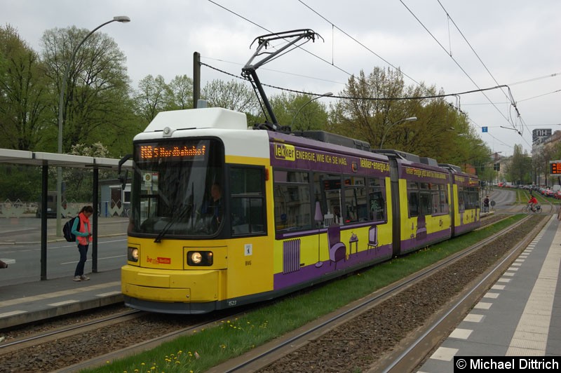 Bild: 1523 als Linie M8 in der Haltestelle Platz der Vereinten Nationen.