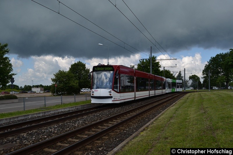 Bild: TW 640+706 als Linie 4 zwischen den Haltestellen Flughafen und Büropark Airfurt.