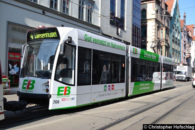 TW 706 als zweiter Wagen einer Combino-Traktion, als Linie 4 am kurz vor der Haltestelle Hauptbahnhof. Bild: TW 706 als zweiter Wagen einer Combino-Traktion, als Linie 4 am kurz vor der Haltestelle Hauptbahnhof.