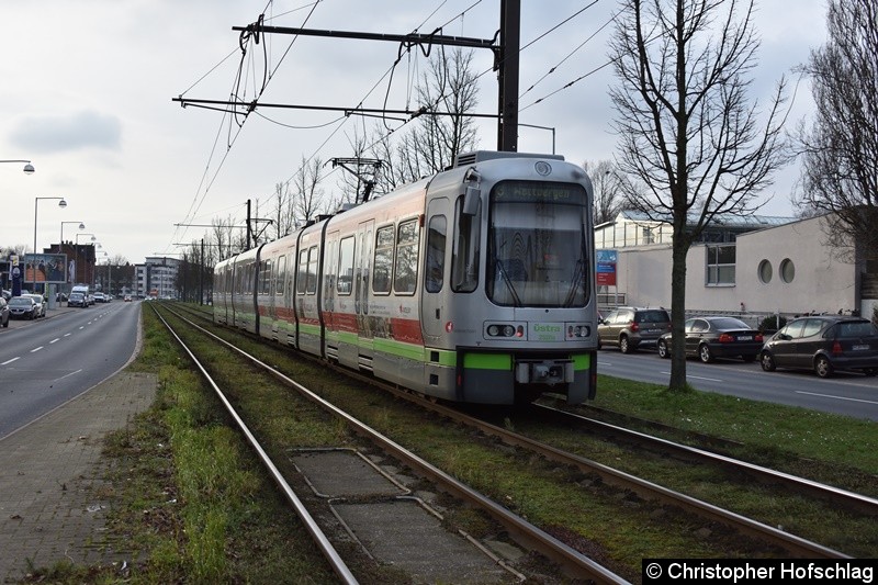 Bild: TW 2520+2594 bei Verlassen der Haltestelle Noltemeyerbrücke in Richtung Haltestelle Klingerstraße.