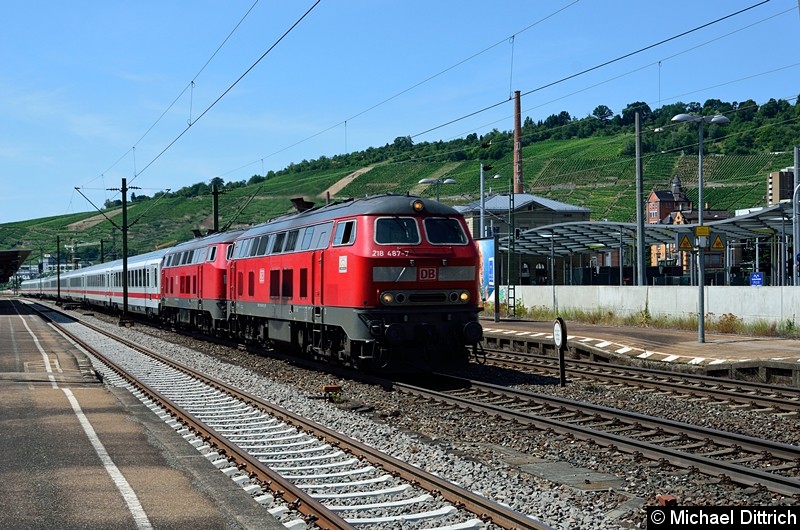 Bild: 218 487 und eine weitere 218 rauschen mit dem IC 2013 durch den Bahnhof Esslingen (Neckar).