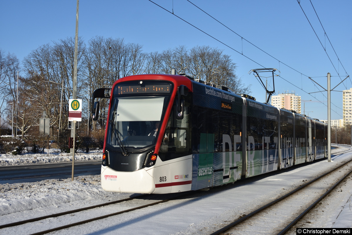 Tw 803 als Linie 3 kurz vor der Haltestelle Warschauer Straße in Richtung Urbicher Kreuz.