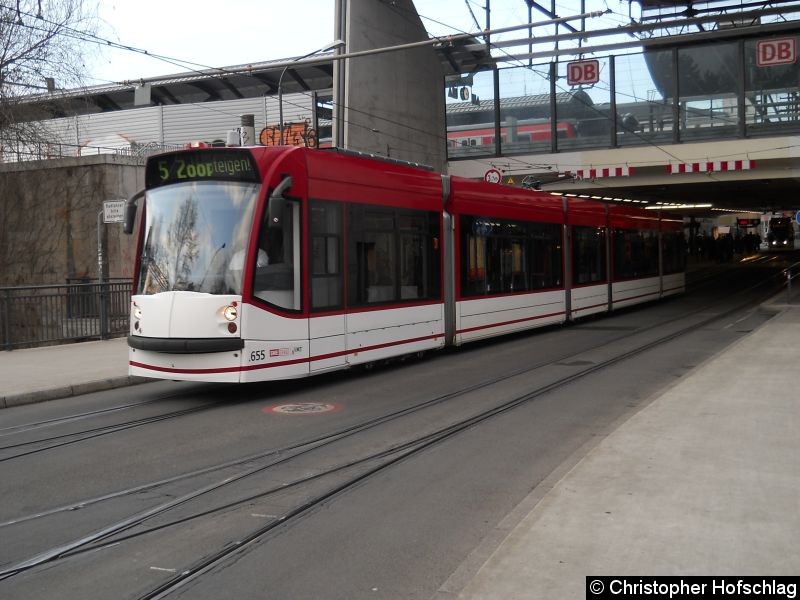 Bild: TW 655 auf der Stadtbahnlinie 5 am Hauptbahnhof.