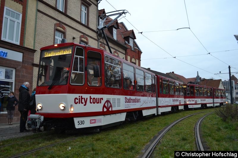 Bild: TW 530+522 als Stadtrundfahrt am Domplatz.