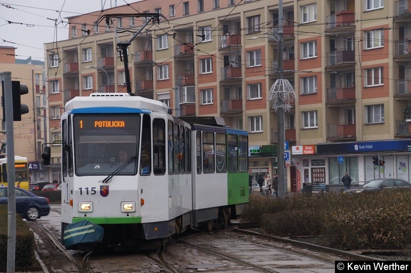 Bild: KT4Dt TW 115 als Linie 1 nach POTULICKA, verließ die Haltestelle Plac Żołnierza Polskiego.