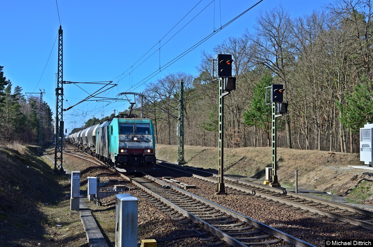 E 186 243 mit einem Güterzug bei der Durchfahrt in Fangschleuse.