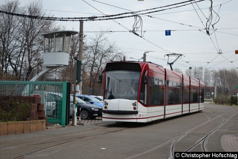 Bild: TW 638 an der Ausfahrt des Betriebshofes Magdeburger Allee.