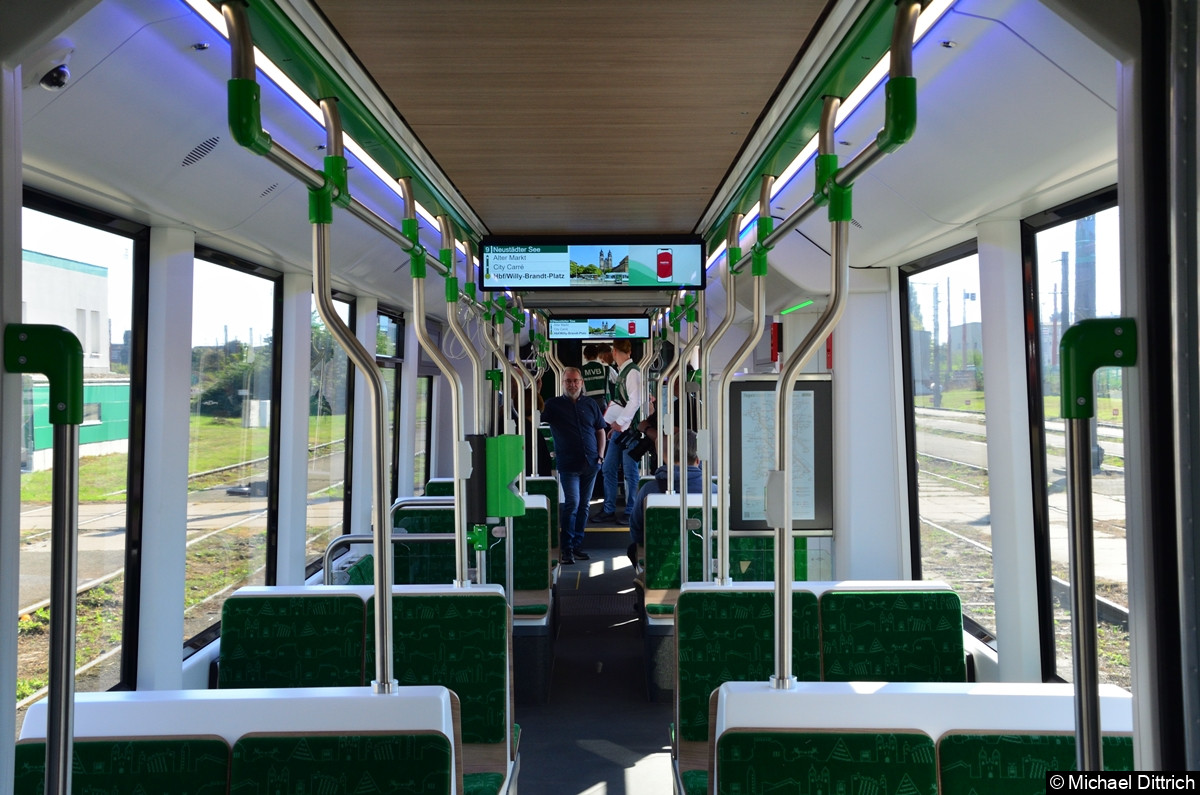 Bild: Blick in den zweiten Wagenteil des Fahrzeugs mit Blick auf die Fahrgastinformation an der Decke.