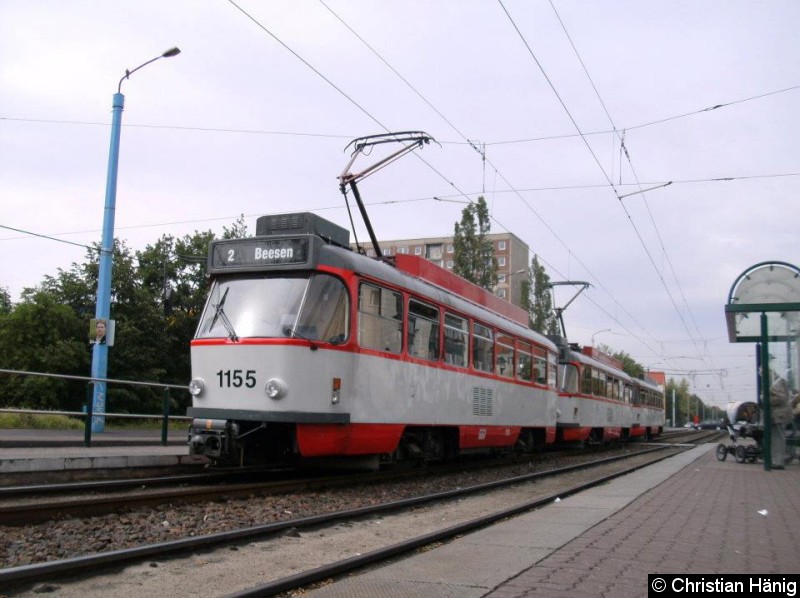 Bild: Eine Dreierzug an der Haltestelle Veszpremer Straße.