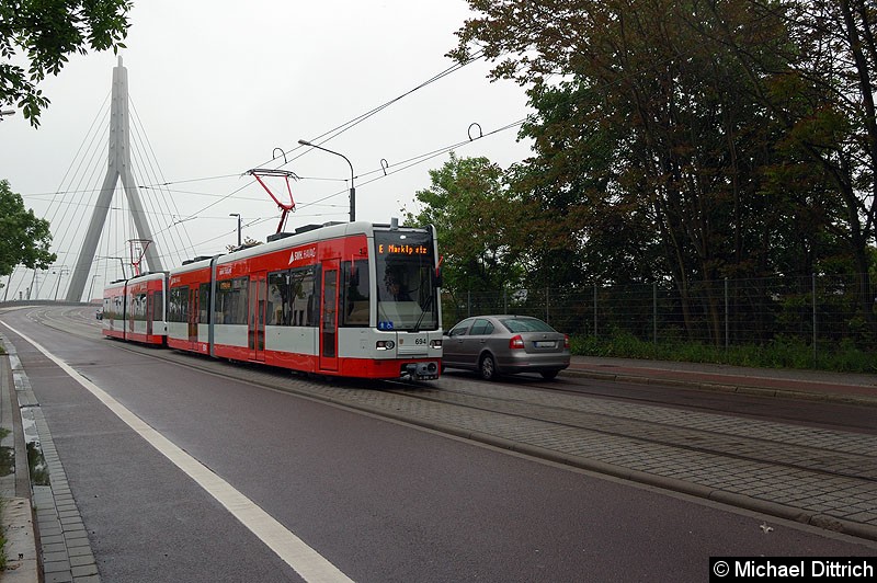 Bild: 694+692 als Linie E kurz vor der Haltestelle S-Bahnhof Steintorbrücke.
Diese Linie verkehrte anlässlich des Tag der offenen Tür.