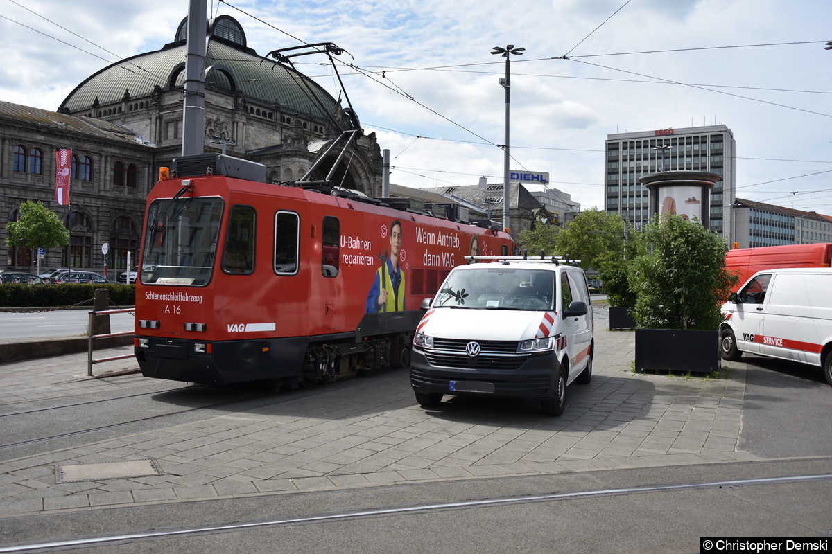 Schienenschleiffahrzeug A16 als Fahrschule am Hauptbahnhof.