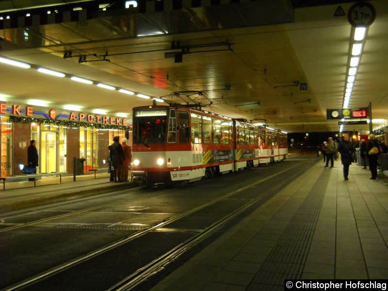 Bild: TW 520+495 an der Haltestelle Hauptbahnhof.