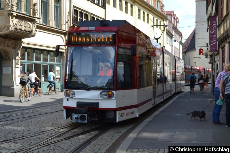 Bild: TW 601 fährt zur Haltestelle Domplatz Süd.
