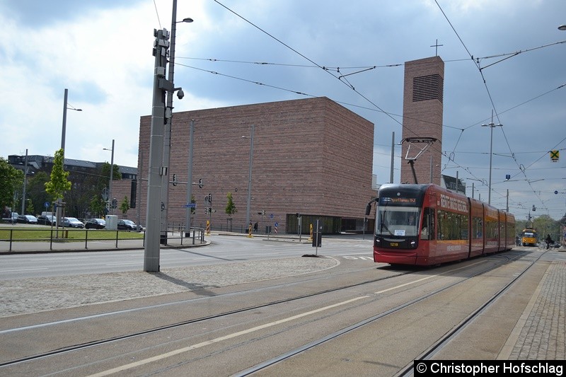 Bild: TW 1218 kurz vor der Haltestelle Wilhelm-Leuschner-Platz.