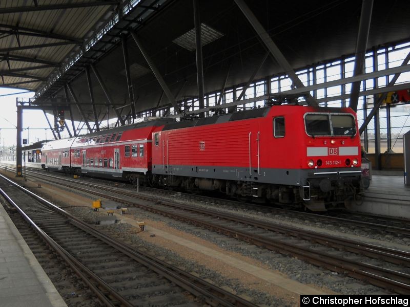 Bild: 143 112-1 als RB nach Eisenach und wartet auf seine Abfahrt in Erfurt Hauptbahnhof.