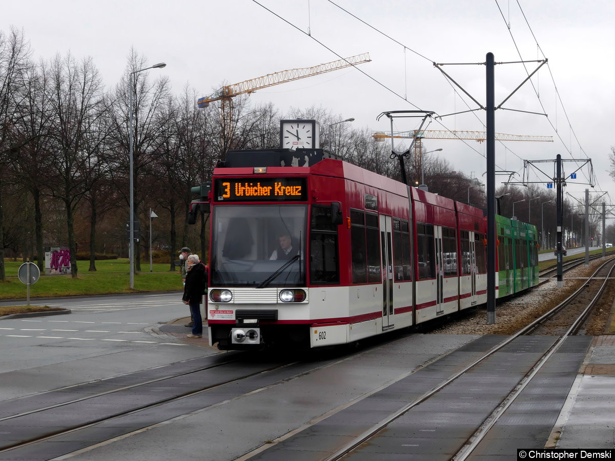 Bild: TW 602+604 als Linie 3 beim Verlassen der Haltestelle Thüringen-Park.