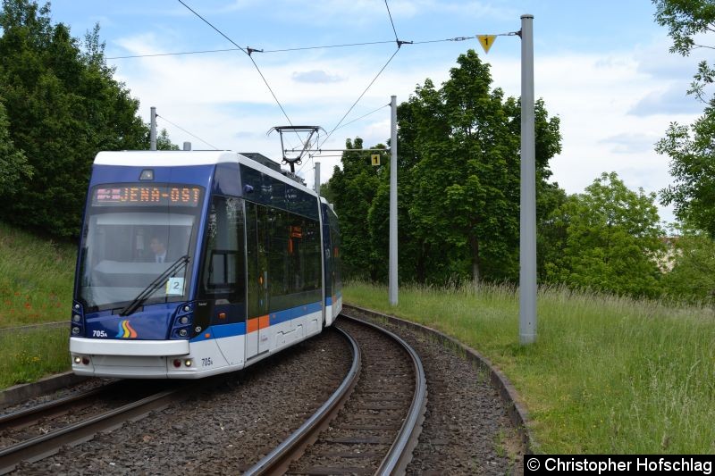 Bild: TW 705 bei der Ausfahrt der Wendestelle Lobeda-Ost.