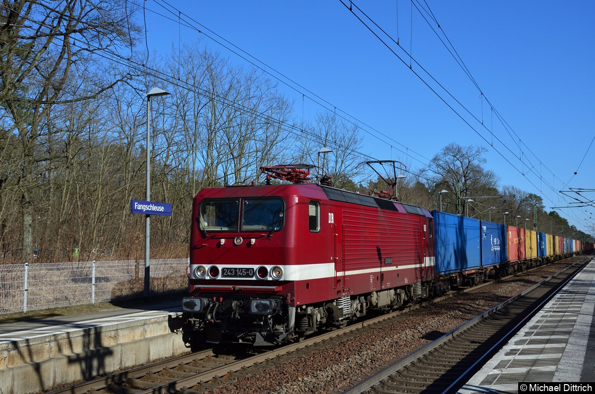 243 145 mit einem Güterzug bei der Durchfahrt in Fangschleuse.