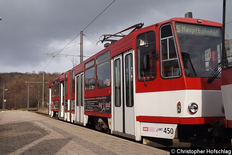 Bild: TW 450 als Zweiter Wagen einer KT-Traktion am Zoopark.