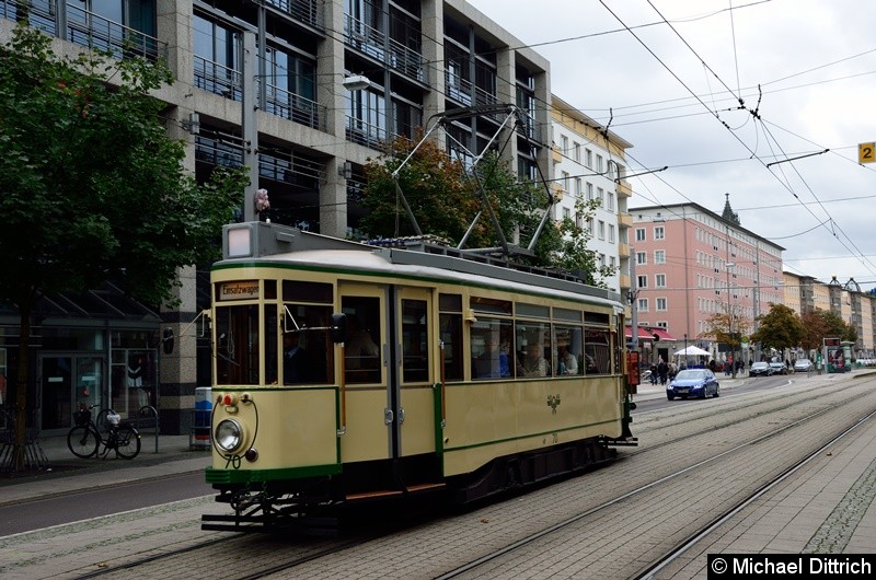 Bild: Wagen 70 erreicht in Kürze die Haltestelle Alter Markt um als Linie 77 nach Herrenkrug zu fahren.