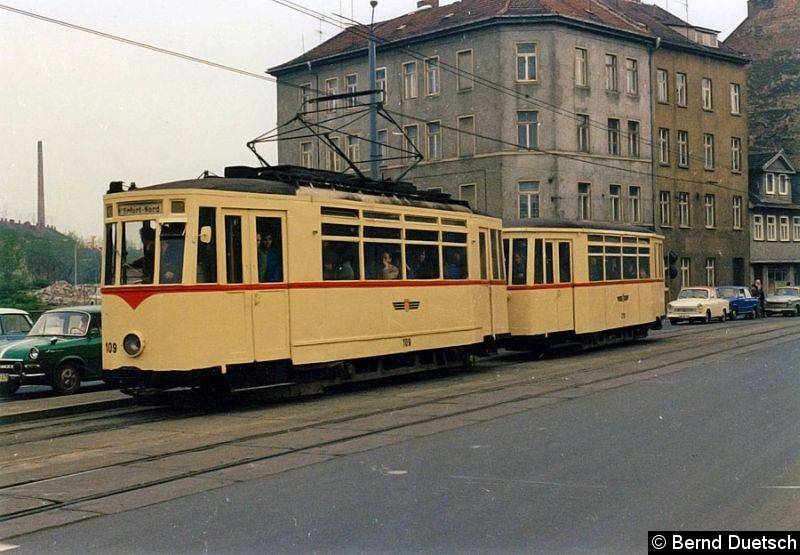 Bild: Noch einmal Tw 109 mit Bw auf der Johannesstraße. 