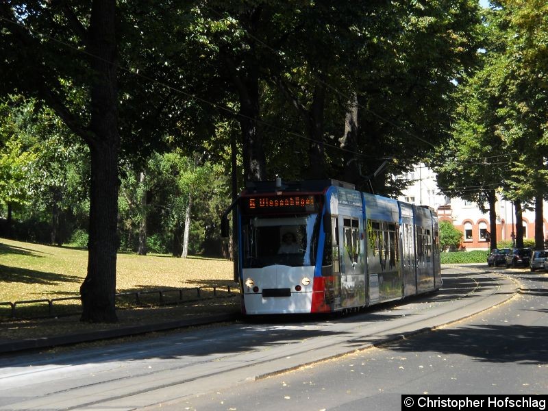 Bild: TW 625 bei der Einfahrt in die Haltestelle Robert-Koch-Straße.