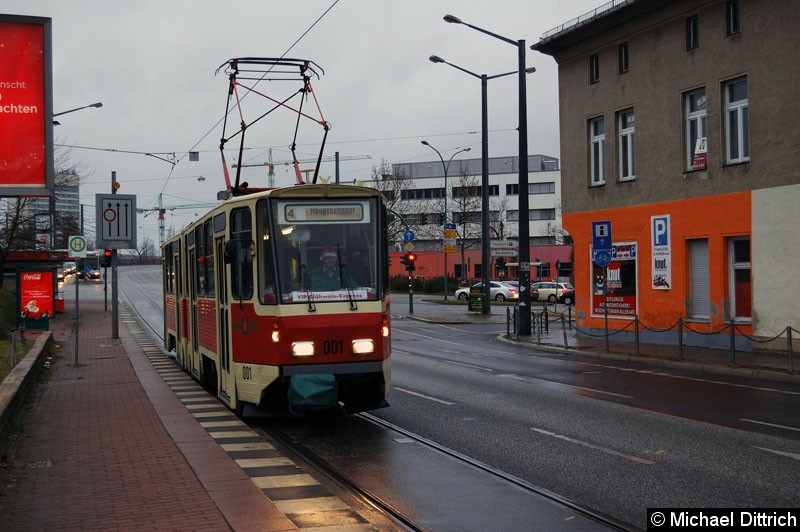 Bild: 001 als ViP Glühwein-Express an der Haltestelle Hauptbahnhof/Heinrich-Mann-Allee.