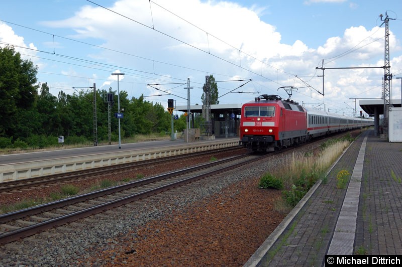 Bild: 120 148 mit einem Ersatzzug bei der Durchfahrt in Nauen.