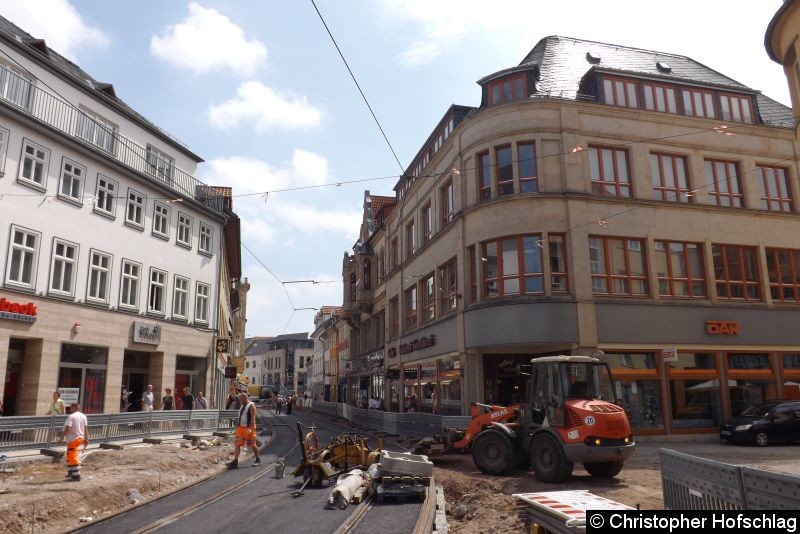 Bild: Im Bereich Fischmarkt: In Richtung Schlösserbrücke wird auf der rechten Seite die Fußgängerwege neu gemacht.