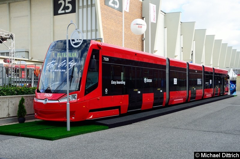 Bild: Diese Straßenbahn ist für Bratislava gebaut.