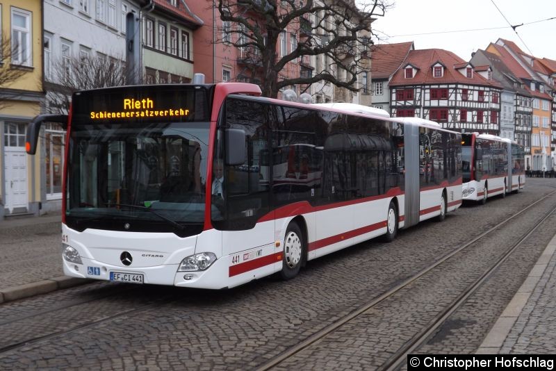 Bild: Als SEV in Richtung Rieth an der Haltestelle Domplatz.