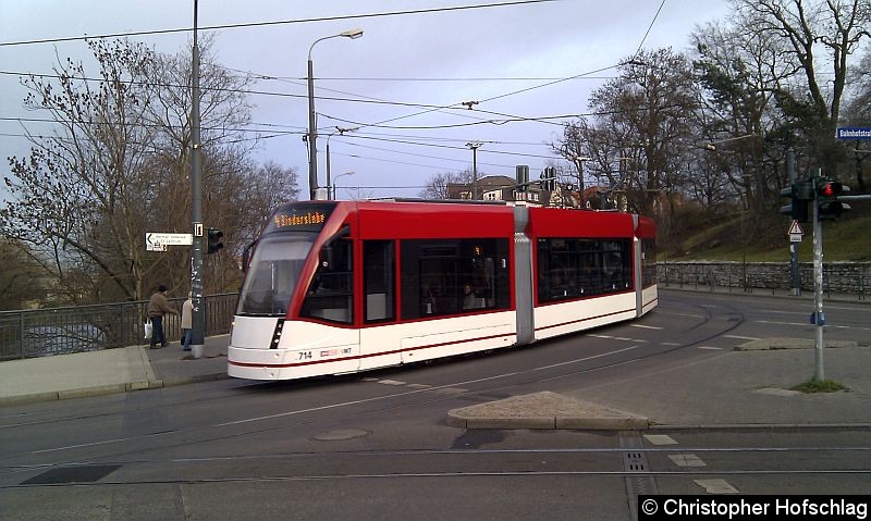 Bild: TW 714 auf der Stadtbahnlinie 4 mit TW 637 kurz vor der Haltestelle Hauptbahnhof.