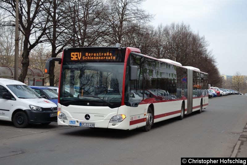 Bild: Wagen 438 als SEV in Richtung Blumenstraße auf dem Parkplatz Warschauer Str.