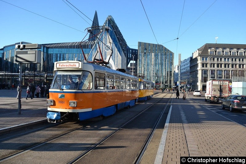 Bild: TW 5001+2089 als Fahrschule am Augustusplatz.