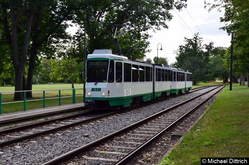 1288 und 1289 erreichen die Endhaltestelle Herrenkrug.