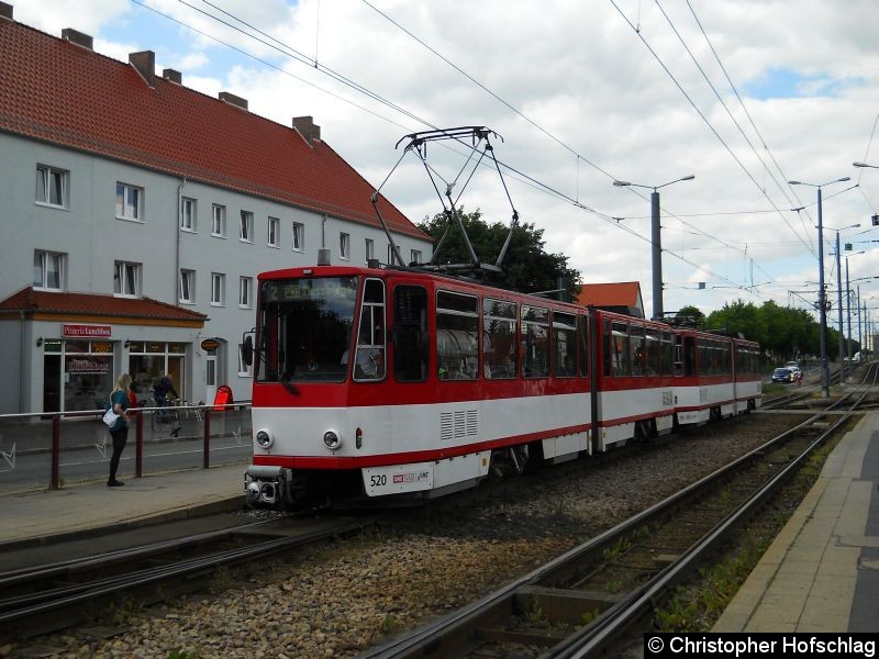 Bild: Als Linie 2 an der Haltestelle Klinikum die KT4D-Traktion TW 520+519.