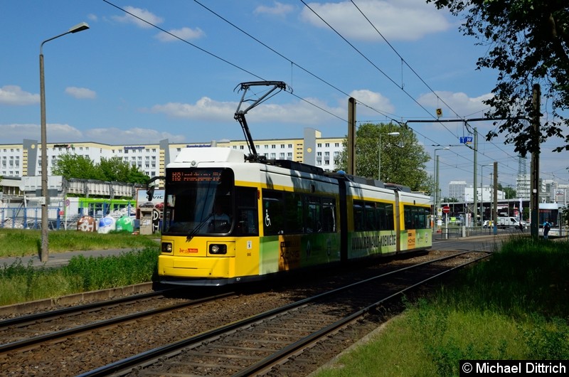 Bild: 1521 als Linie M8 hinter der Haltestelle Allee der Kosmonauten/Rhinstraße.