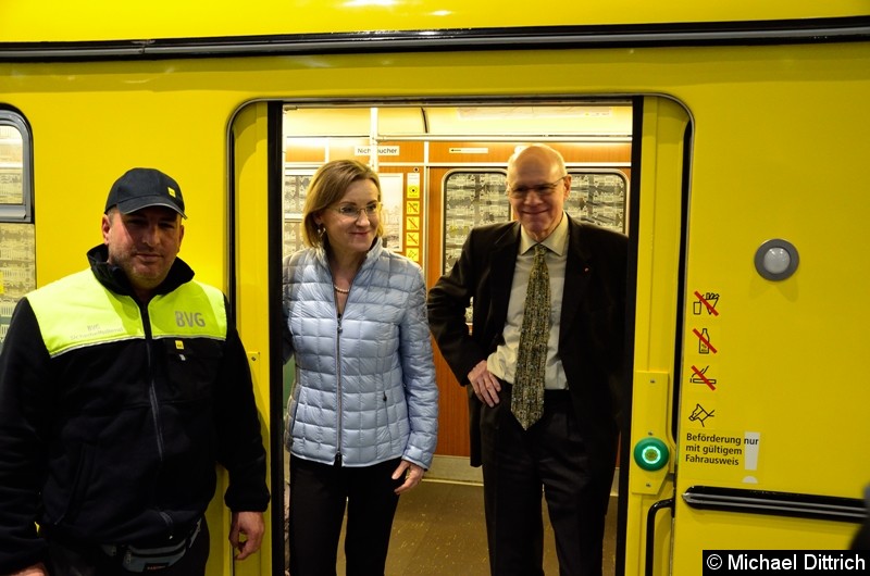 Bild: Natürlich darf die obligatorische Mitfahrt in der rollenden Ausstellung des Zuges nicht fehlen.