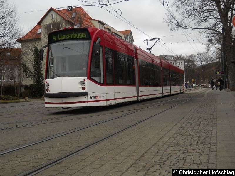 Bild: TW 649 auf der Linie 4 am Sparkassenfianzzentrum.