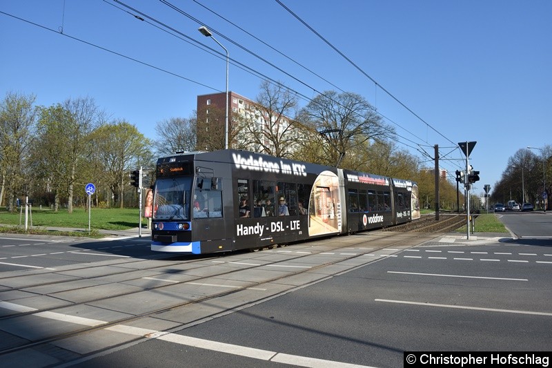 Bild: TW 670 kurz vor der Haltestelle Warnowallee.