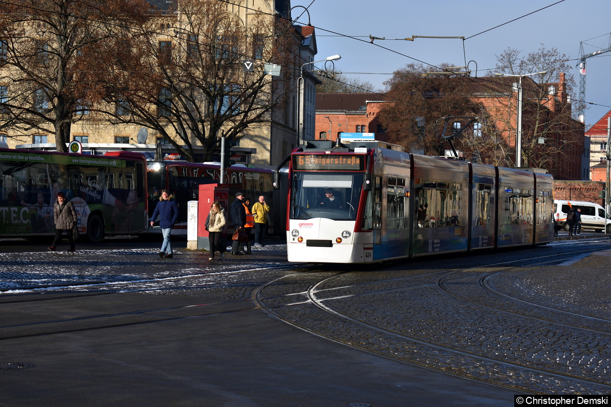 Tw 624 beim Verlassen der Haltestelle Domplatz Nord.